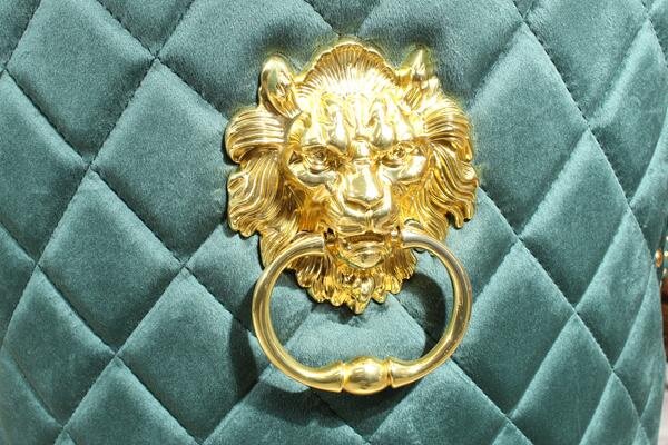 Krzesło do jadalni BENTO butelkowa zieleń welur – złote nogi, styl glamour