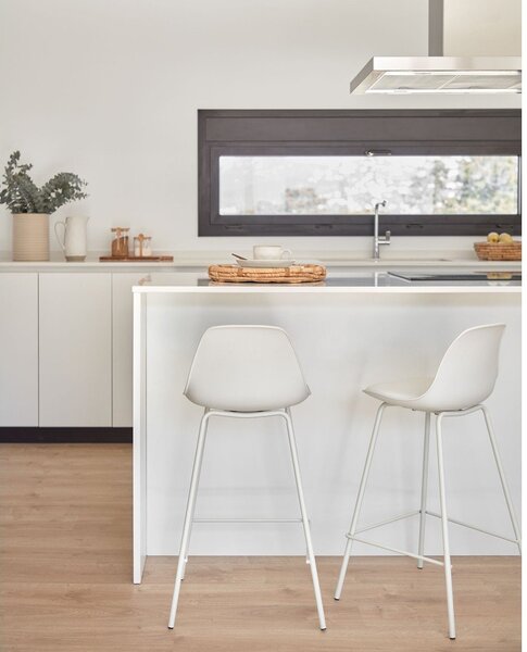 Biały hoker (wysokość siedziska 65 cm) Brighter – Kave Home