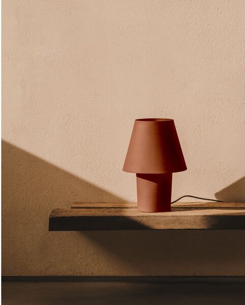 Lampa stołowa w kolorze terakoty z metalowym kloszem (wysokość 30 cm) Canapost – Kave Home