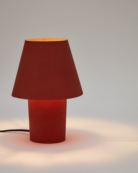Lampa stołowa w kolorze terakoty z metalowym kloszem (wysokość 30 cm) Canapost – Kave Home