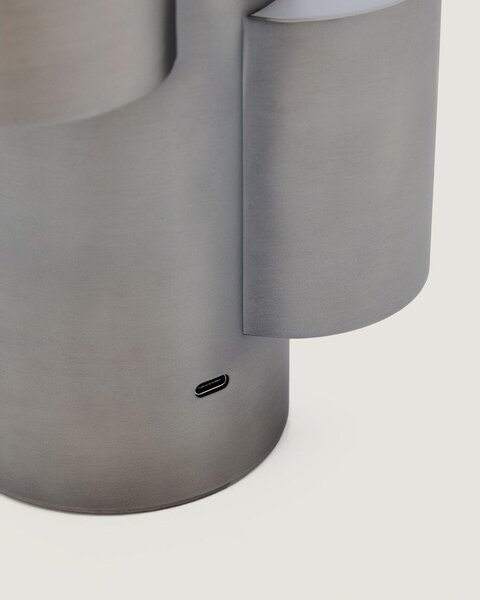 Czarna metalowa lampa stołowa LED ze ściemniaczem (wysokość 26,5 cm) Adrina – Kave Home