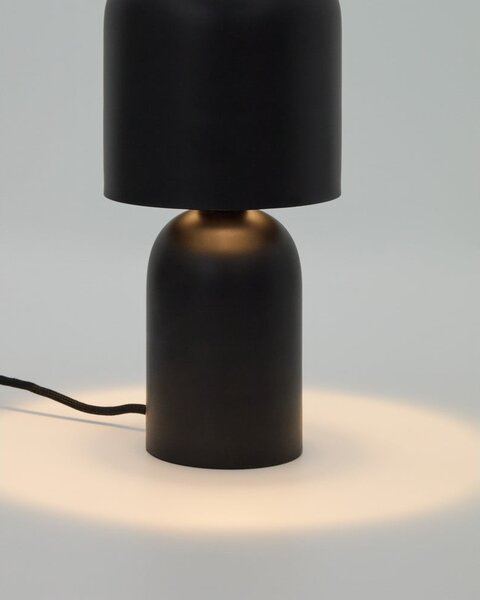 Czarna lampa stołowa z metalowym kloszem (wysokość 28 cm) Monze – Kave Home