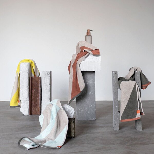 Ręcznik z bawełny organicznej frotte w kolorze khaki 50x90 cm Diagonal – Mette Ditmer Denmark