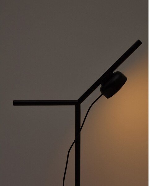 Czarna metalowa lampa stołowa LED ze ściemniaczem (wysokość 61,5 cm) Orey – Kave Home