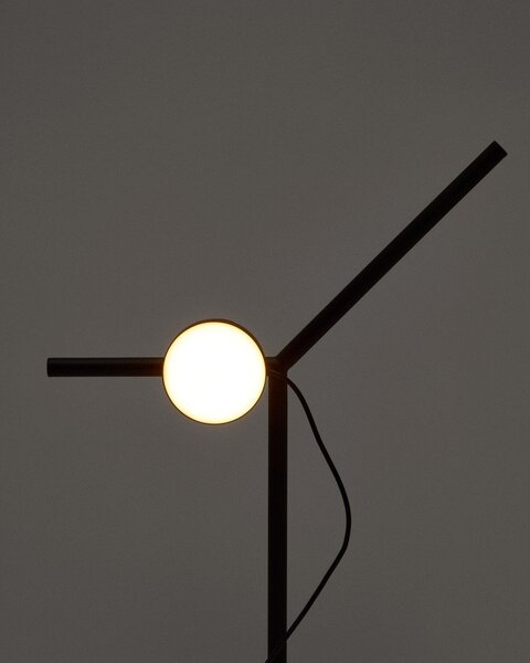 Czarna metalowa lampa stołowa LED ze ściemniaczem (wysokość 61,5 cm) Orey – Kave Home