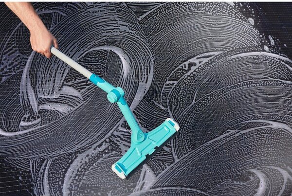Zielona teleskopowa ściągaczka do szyb 71 cm 4in1 FlexReach – LEIFHEIT
