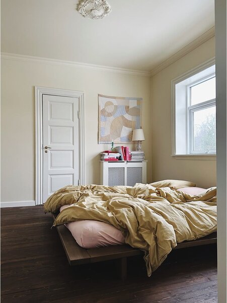 Brązowe łóżko jednoosobowe z litego drewna sosnowego ze stelażem 120x200 cm Japan – Karup Design