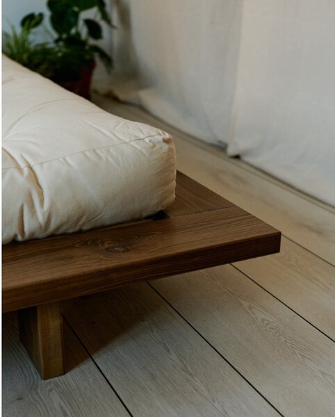 Brązowe łóżko jednoosobowe z litego drewna sosnowego ze stelażem 120x200 cm Japan – Karup Design