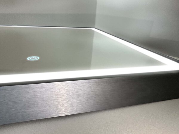 Lustro LED w ramie do łazienki C4