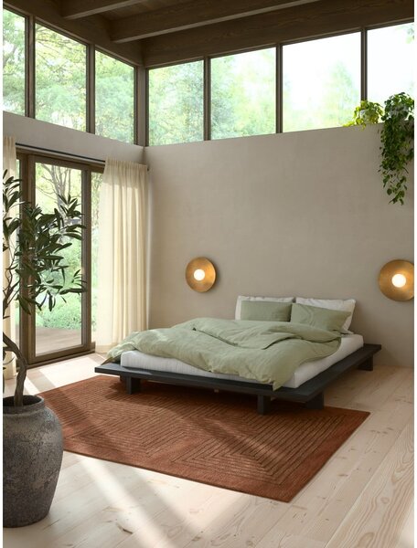 Czarne podwójne łóżko z drewna sosnowego z rusztem 140x200 cm Japan - Karup Design