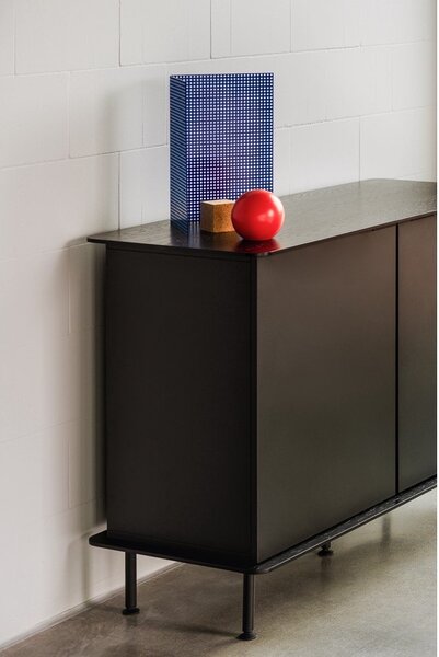 Czarna komoda z otworem na kable 120x88x50 cm Suumo – noo.ma