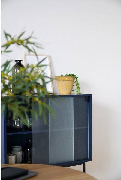 Ciemnoniebieska witryna z drzwiami przesuwnymi 70x109x40 cm Lekko – noo.ma