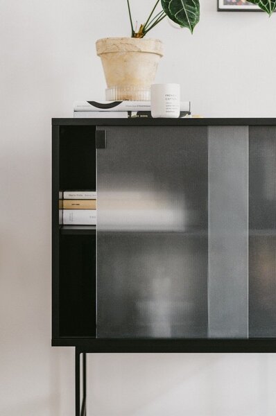 Czarna witryna z drzwiami przesuwnymi 70x109x40 cm Lekko – noo.ma