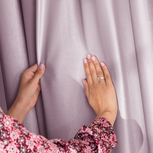 Jasnoróżowa aksamitna zasłona częściowo zaciemniająca (dimout) 140x245 cm Eyelets – Restilo