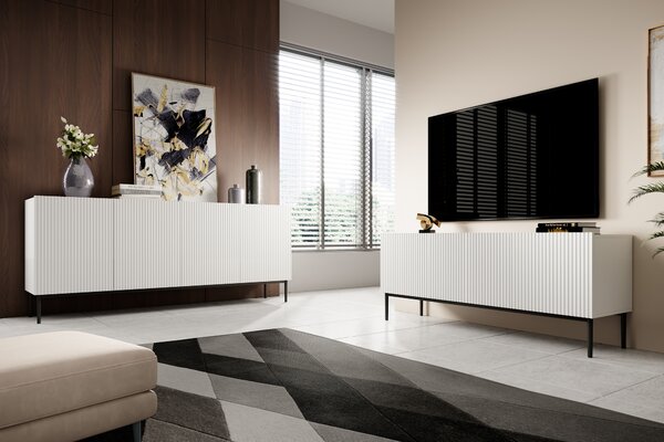 Komoda Nicole 200 cm czterodrzwiowa z ryflowanym frontem - biały mat / czarne nóżki