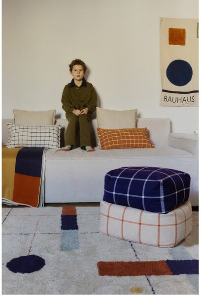Kremowy puf Geo Block – Lorena Canals