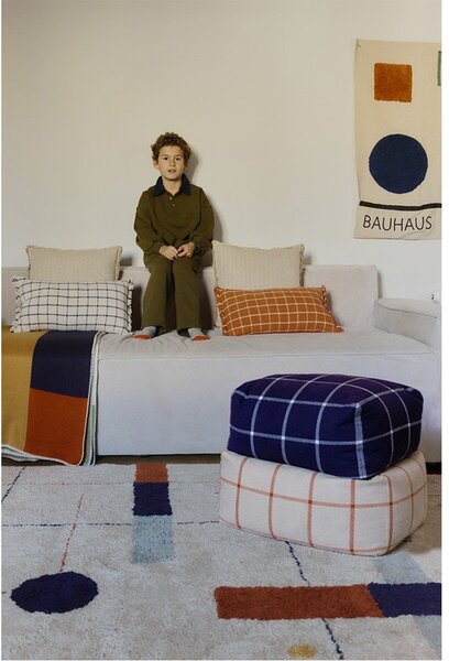 Ciemnoniebieski puf Geo Block – Lorena Canals