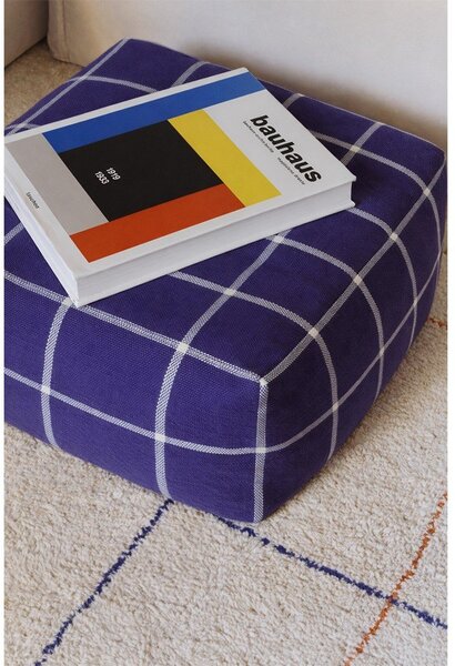 Ciemnoniebieski puf Geo Block – Lorena Canals