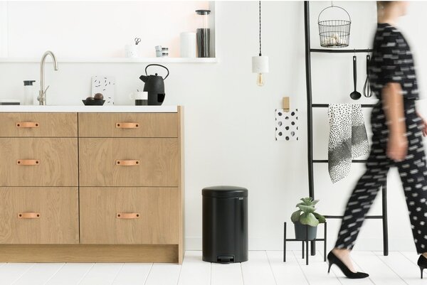 Stalowy kosz na śmieci z pedałem w kolorze matowej czerni 20 l NewIcon – Brabantia