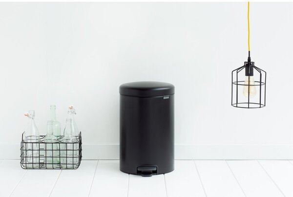 Stalowy kosz na śmieci z pedałem w kolorze matowej czerni 20 l NewIcon – Brabantia