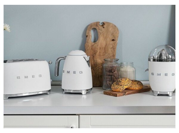 Czajnik elektryczny w matowym białym kolorze 1,7 l 50's Retro Style – SMEG