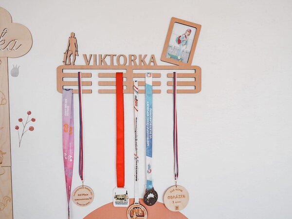 ČistéDřevo Wieszak drewniany na medale z ramką na zdjęcie