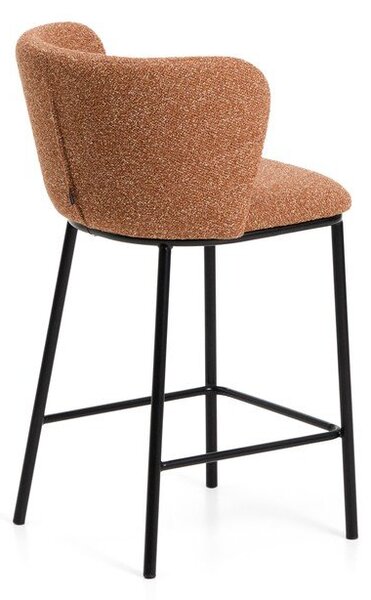 Tapicerowany hoker w kolorze terakoty (wysokość siedziska 65 cm) Ciselia – Kave Home