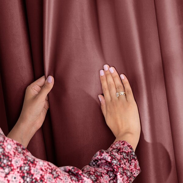 Różowa aksamitna zasłona częściowo zaciemniająca (dimout) 140x245 cm Eyelets – Restilo