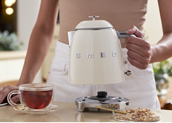 Kremowy czajnik elektryczny ze stali nierdzewnej 800 ml Retro Style – SMEG