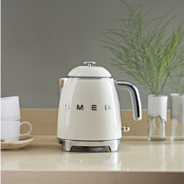 Kremowy czajnik elektryczny ze stali nierdzewnej 800 ml Retro Style – SMEG