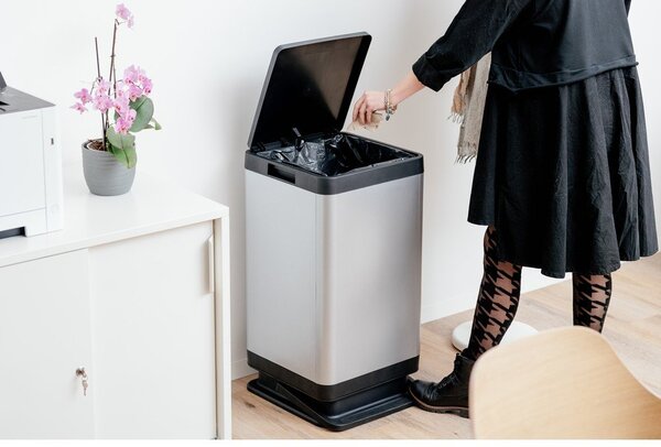Plastikowy kosz na śmieci z pedałem w kolorze srebra 80 l Tokyo – DEA HOME