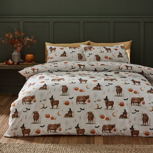 Szarobeżowa pościel jednoosobowa 135x200 cm Halloween Highland Cow – Catherine Lansfield