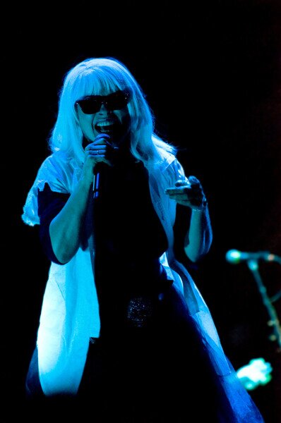 Fotografia Debbie Harry headlining at Kendal Calling in 2011