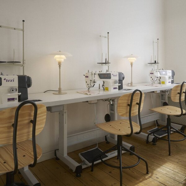 Louis Poulsen Lampa stołowa PH 3/2, kremowy / amber, salon / jadalnia, mosiądz, design