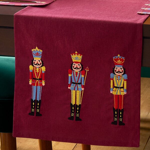 Bawełniany bieżnik ze świątecznym motywem 220x32 cm Christmas Nutcracker – Catherine Lansfield
