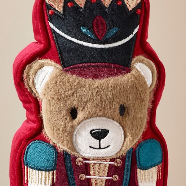Poduszka dekoracyjna ze świątecznym motywem 20x30 cm Christmas Nutcracker Bear – Catherine Lansfield