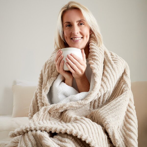 Narzuta w naturalnym kolorze 230x220 cm Heat Buddy Super Thermal – Catherine Lansfield