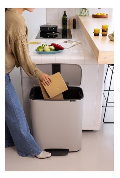 Jasnoszary stalowy kosz na śmieci z pedałem 60 l Bo – Brabantia