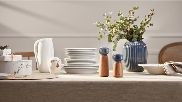 Młynek do przypraw z drewna dębowego z antracytowym porcelanowym detalem Kähler Design Hammershoi, wys. 13 cm
