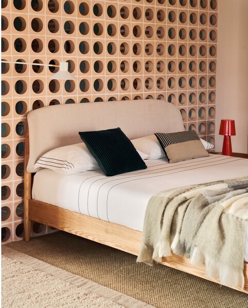 Beżowe łóżko dwuosobowe z litego drewna jesionowego ze stelażem 160x200 cm Octavia – Kave Home