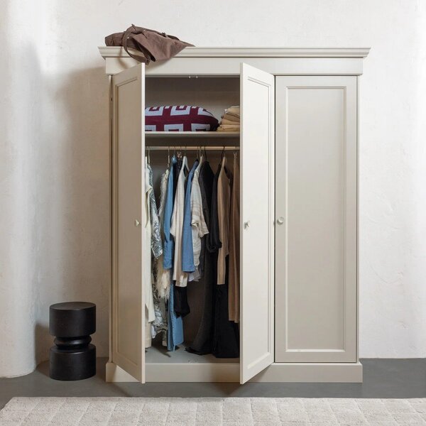 Szarobeżowa szafa z litego drewna sosnowego 171x212x63 cm Olivia – WOOOD