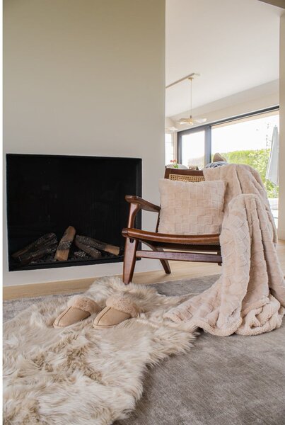 Beżowy koc z mikropluszu 150x200 cm Rava – Tiseco Home Studio