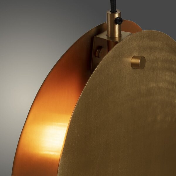 Lampa wisząca w kolorze złota z metalowym kloszem Monica – Kave Home