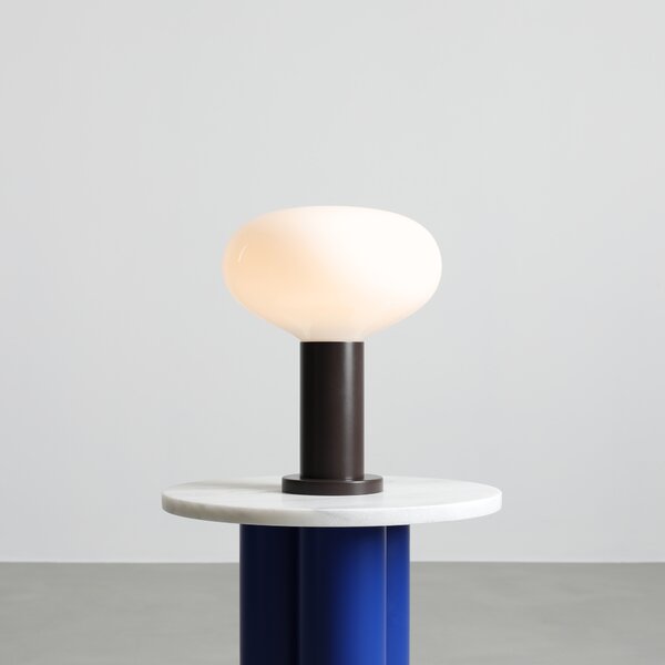 Owalna lampa stołowa Flo Mokka w ciemnobrązowym kolorze