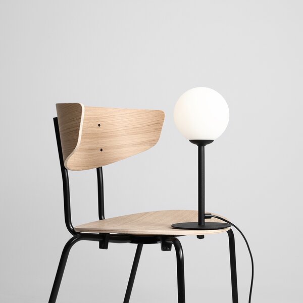 Minimalistyczna lampa stołowa w klasycznym czarnym kolorze Pinne
