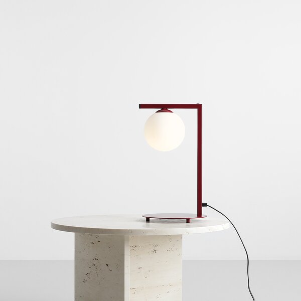 Nietypowa lampa stołowa Zac w bordowym kolorze