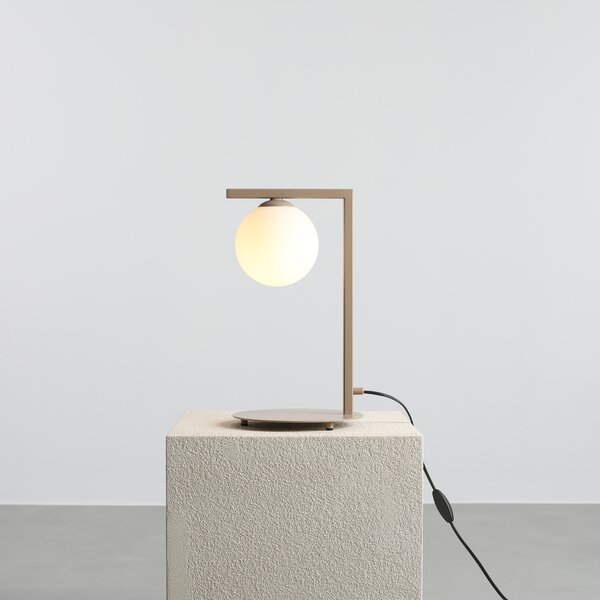 Beżowa lampa stołowa z mlecznobiałym kloszem