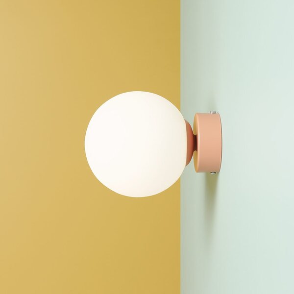 Koralowa lampa ścienna Ball - kulisty klosz