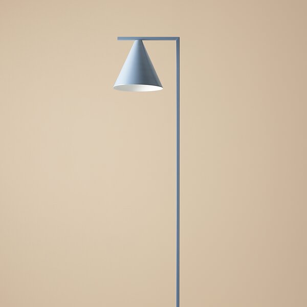 Niebieska lampa stojąca z dużym, stożkowym kloszem Form
