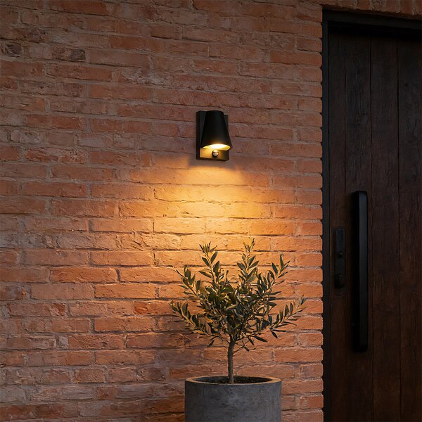 Lampa ścienna zewnętrzna czarna IP44 z czujnikiem ruchu - Femke